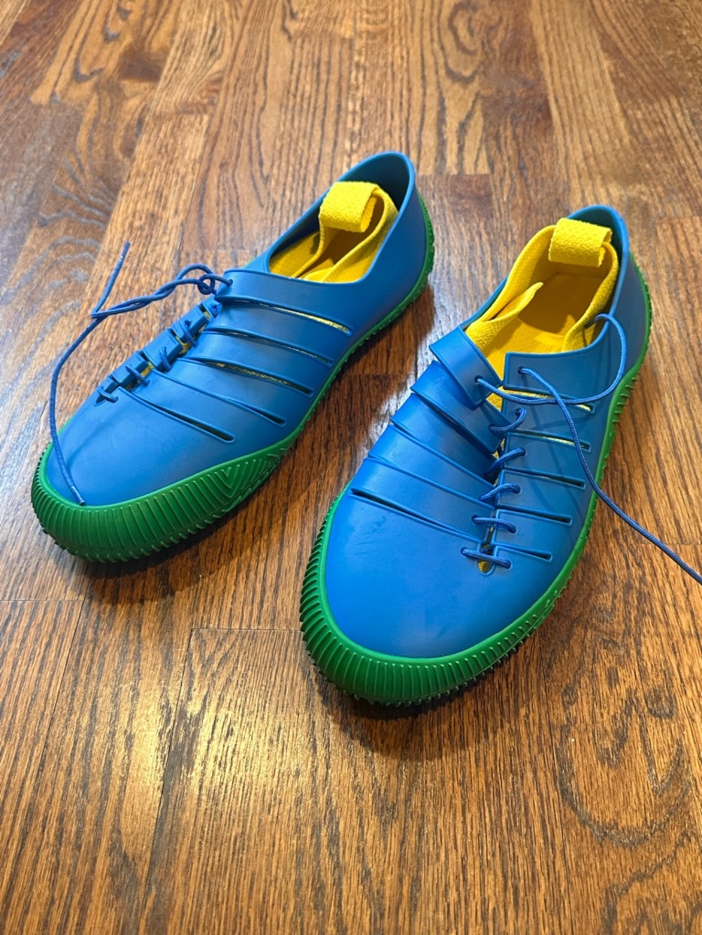 Bottega Veneta Rubber Green & Blue Lace-Up Water Shoes - Picture 2 of 9